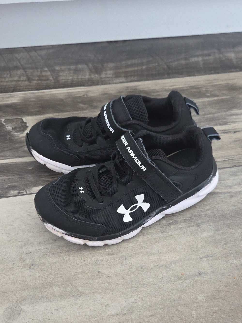 Under Armour Black and White Kids Hook-and-Loop Sneakers Size 3